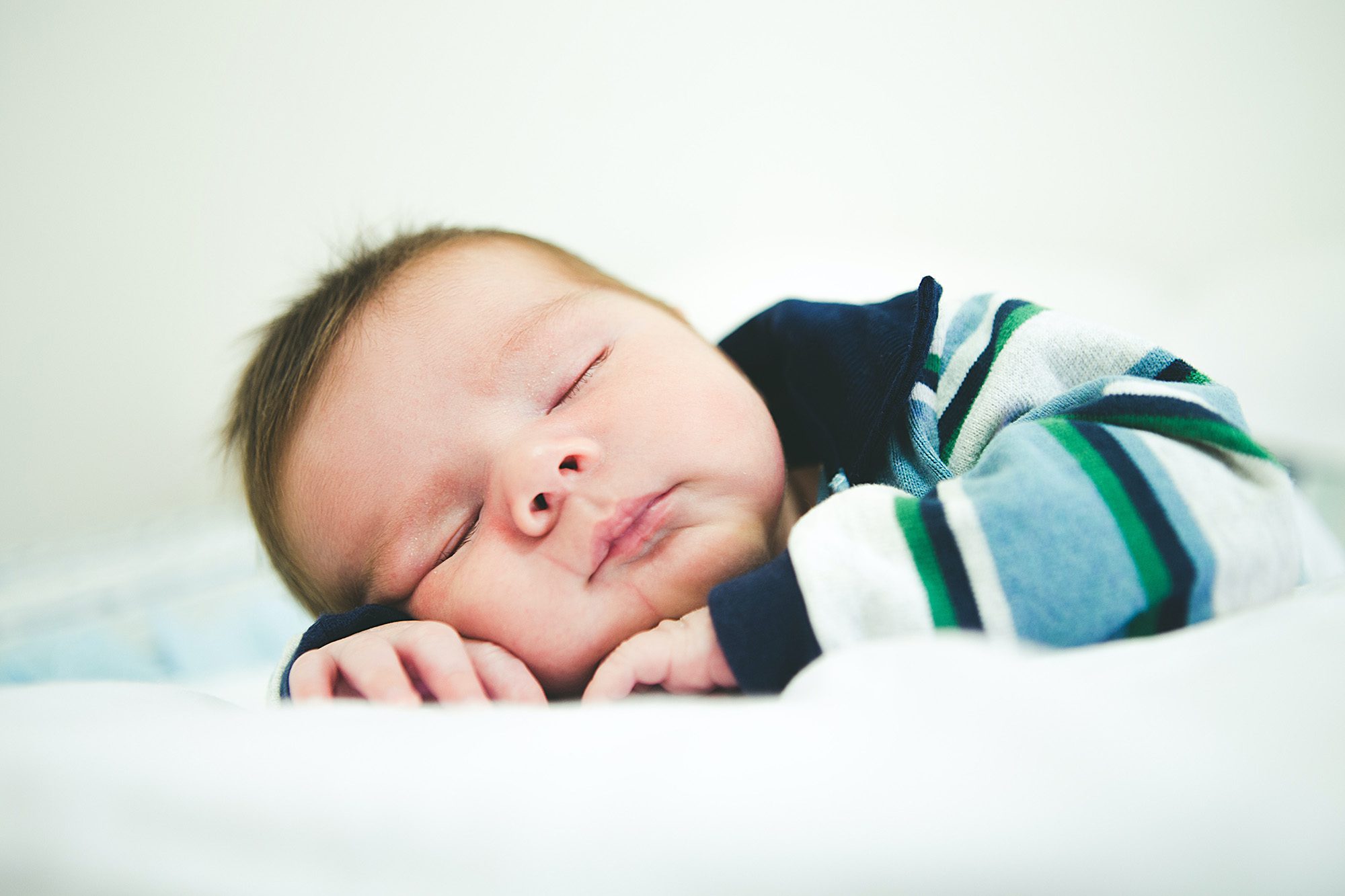 Estados Unidos prohíbe los protectores de cuna y las mecedoras para dormir  para bebés - Noticia