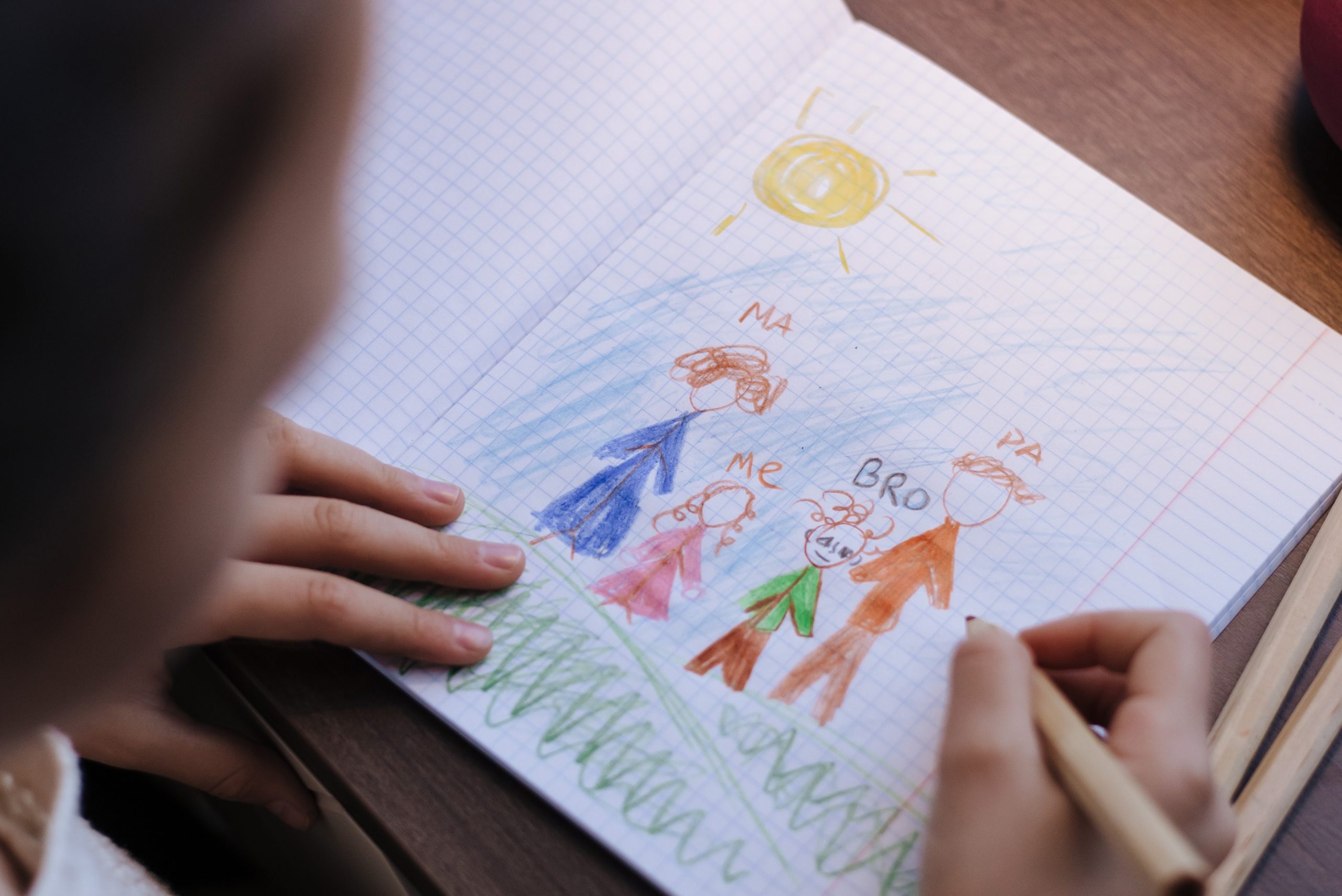 Un Niño Pinta Con Acuarelas Sobre Papel De Dibujo De La Paz. Fotos